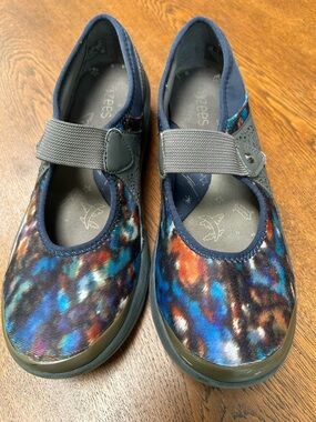 Womens BZEES comfort Shoes Multicolor Print, Sz 8. Padded insole. Stretch instep